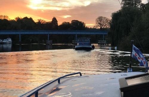 Bourne End Boat Rental | Stunning Classic Dutch Barge near Henley & Marlow