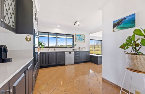 Malua Bay House | Stunning Clifftop Oasis: Breathtaking Ocean Views