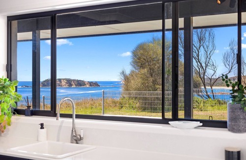 Malua Bay House | Stunning Clifftop Oasis: Breathtaking Ocean Views