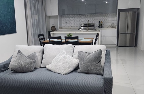 Discovery Bay Villa | Stunning Coastal 3-bedroom villa with pool and private beach, WiFi and AC