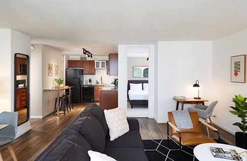 Streeterville Apartment | Stunning Corner 2BR in Streeterville | Roof Deck | Lake Views