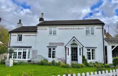 Oakley House | Stunning Cosy Cottage in Hampshire Oakley