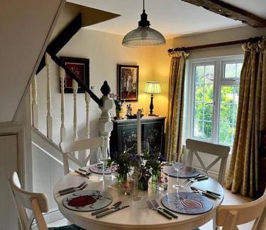 Oakley House | Stunning Cosy Cottage in Hampshire Oakley