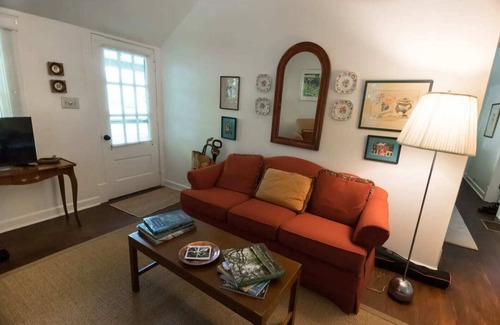 Prospect Apartment | Stunning Cottage in Famous KY Garden | Sleeps 2