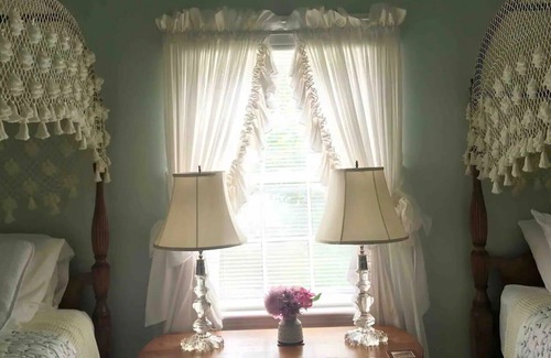 Prospect Apartment | Stunning Cottage in Famous KY Garden | Sleeps 2