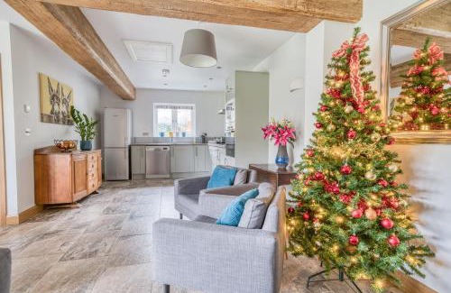 New Forest District House | Stunning Cottage in New Forest with Log Burner