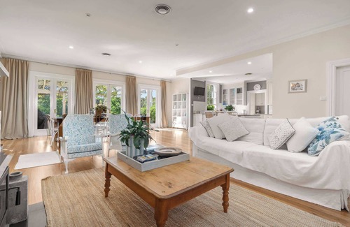 Canobolas House | Stunning Country Getaway - Pool + Tennis Court