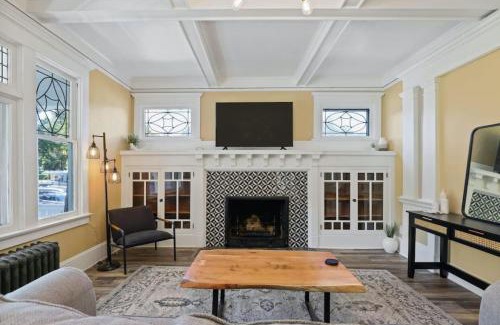 Manito Apartment | Stunning Craftsman Home in Manito FREE parking