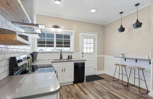 Manito Apartment | Stunning Craftsman Home in Manito FREE parking