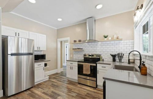 Manito Apartment | Stunning Craftsman Home in Manito FREE parking