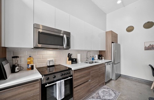 Downtown Dallas Apartment | Stunning Downtown Apartment | Pool, Laundry, Parking