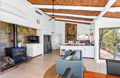 Morton House | Stunning escarpment views - 15 min from Mollymook Beach, boutique Milton village