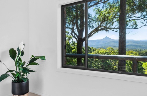 Morton House | Stunning escarpment views - 15 min from Mollymook Beach, boutique Milton village