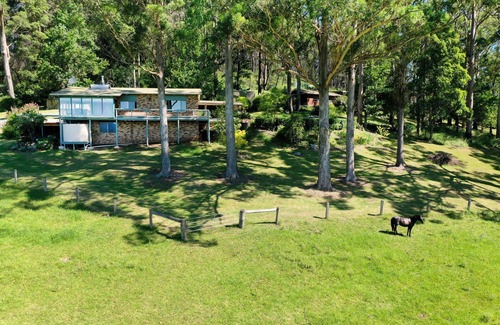 Morton House | Stunning escarpment views - 15 min from Mollymook Beach, boutique Milton village