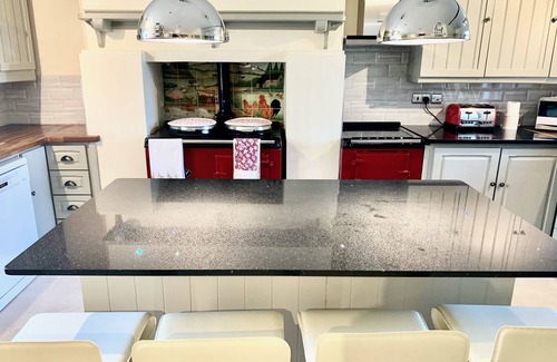 Cowbeech Villa | Stunning Estate sleeps 22 private parking & garden