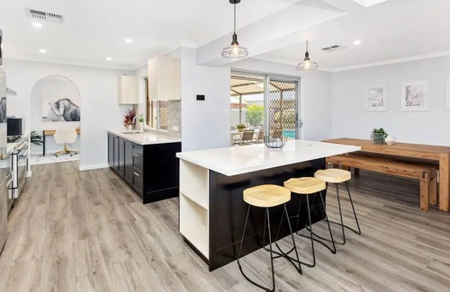 Wanneroo House | Stunning Family Entertainer with Pool!