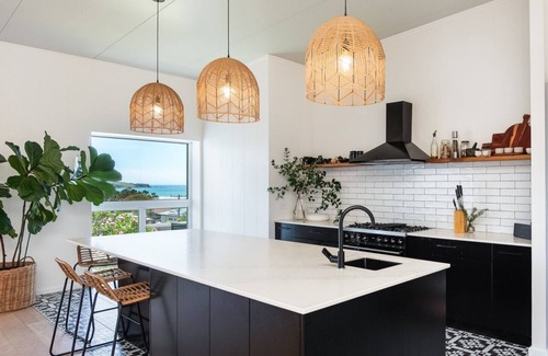 Emerald Beach House | Stunning Family Home, Warm Winter Days and Cosy Log Fire – Emerald Views ⛱️