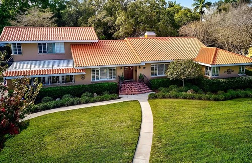 River District House | Stunning Family Retreat 4 Bedroom 3 Bathroom Pool Home with Huge Yard