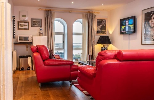 Tweedmouth Apartment | Stunning harbour side Gold graded apartment for two with secure parking
