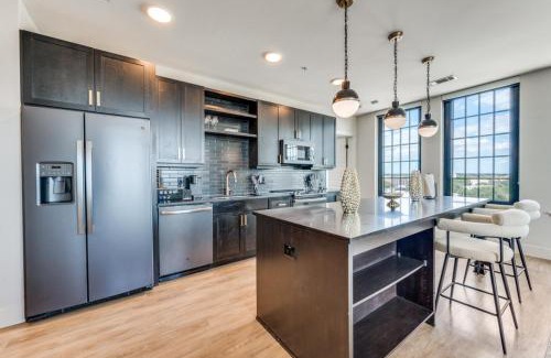 Deep Ellum Apartment | Stunning highrise downtwn Dallas