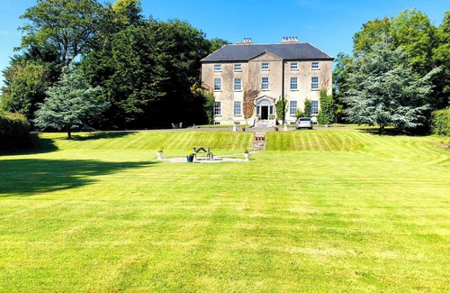 Coolbawn House | Stunning historic manor house with WiFi near charming Nenagh