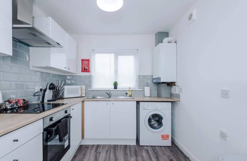 Ashton-under-Lyne House | Stunning Home, Ideal for Business, FREE Parking!