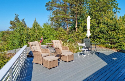 Lillesand House | Stunning home in Brekkestø with kitchen