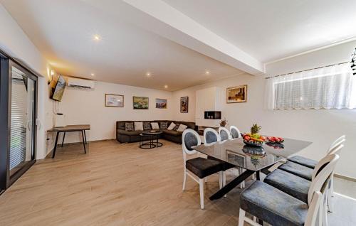 Ston House | Stunning Home In Duba Stonska With Wifi