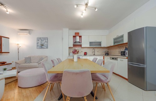 Municipality of Sukosan House | Stunning home in Galovac with kitchen