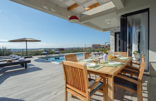 Mravince House | Stunning home in Kucine