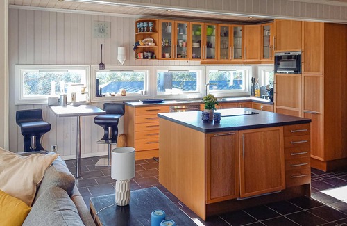 Mandal House | Stunning home in Mandal with kitchen