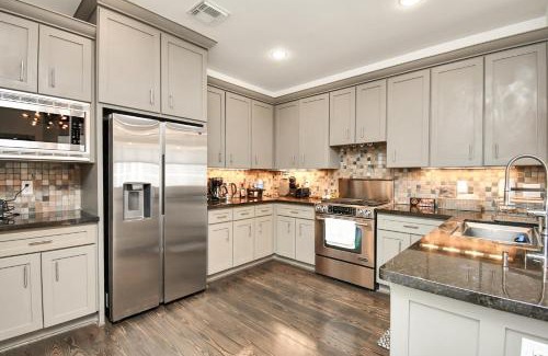 Midtown House | Stunning Home in Midtown, Houston with 3BDR 5Beds Skyline View BBQ Terrace