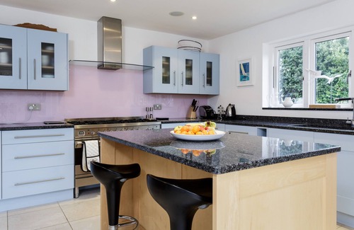 Itchenor House | Stunning Home in Pretty Seaside Village with Seasonal Pool and Large Garden