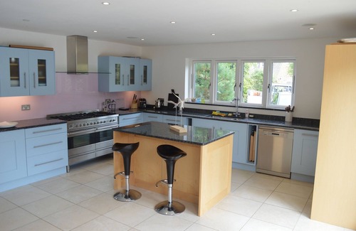 Itchenor House | Stunning Home in Pretty Seaside Village with Seasonal Pool and Large Garden