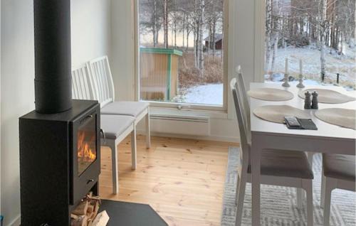 Rorvattnet House | Stunning Home In Rötviken With Kitchen