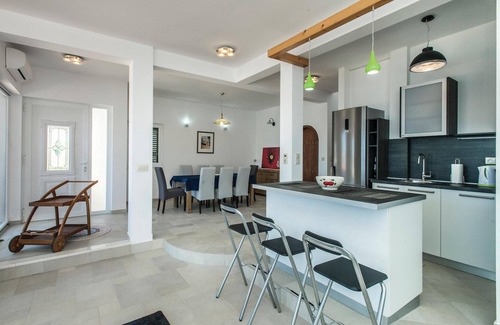 Sevid House | Stunning home in Sevid with kitchen