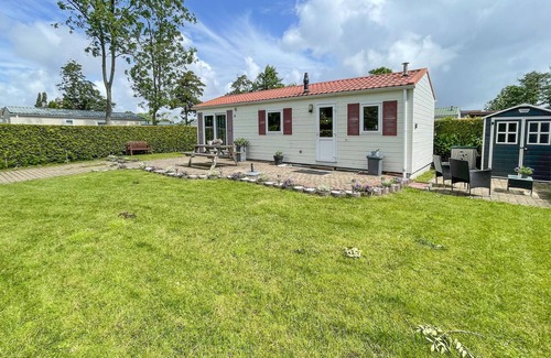 Tzummarum House | Stunning home in Tzummarum with kitchen