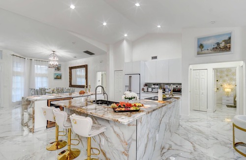 Greenview Shores House | Stunning House with Beautiful Lake View