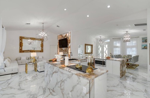 Greenview Shores House | Stunning House with Beautiful Lake View