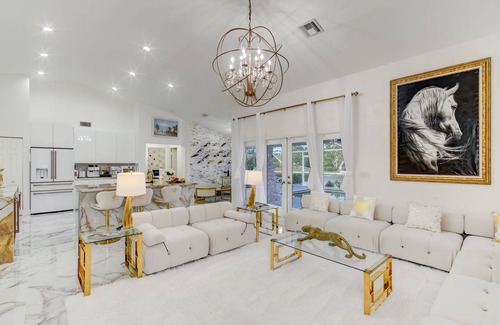Greenview Shores House | Stunning House with Beautiful Lake View