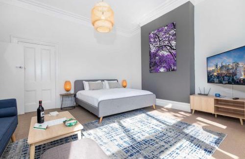 North Sydney Apartment | Stunning Huge Studio, Sunny terrace with Parking
