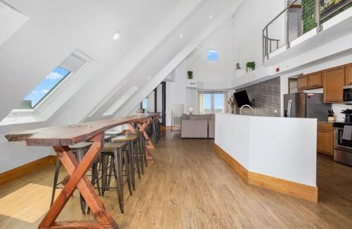 Grandville Apartment | Stunning King Bed Penthouse at The Grand Castle