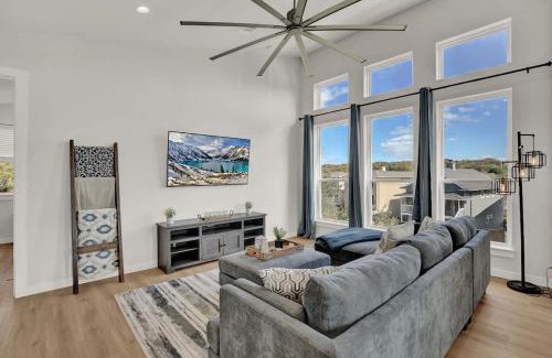 Point Venture House | Stunning Lake Home with Pool-Beach-Gym-Boat Access