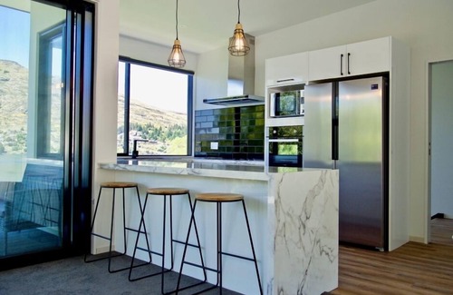 Frankton House | Stunning Lake House in Queenstown