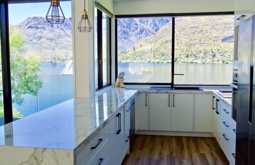 Frankton House | Stunning Lake House in Queenstown