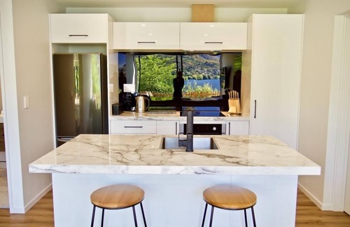 Frankton House | Stunning Lake House in Queenstown