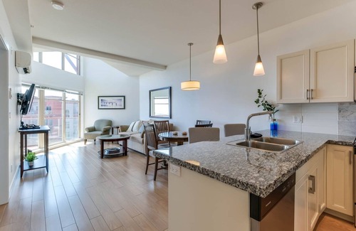 Westbank Condo | Stunning Lake View Condo