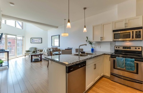 Westbank Condo | Stunning Lake View Condo