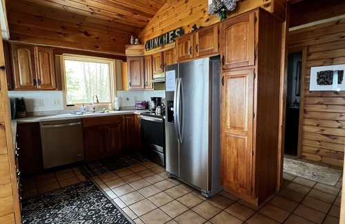 East Palmyra Cottage | Stunning Lake Views From This Artistic Getaway