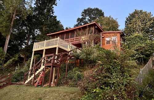 Stemley House | Stunning Lakefront 3 Bedroom with Dock and Deep Water!